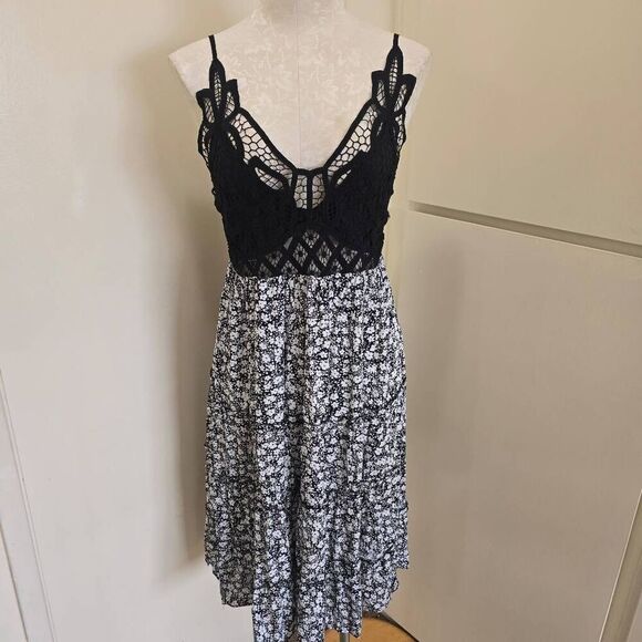 Cupshe Blk/Wht Floral Tiered Sundress, Embroidered Lace Bodice,NWOT, S - Picture 2 of 10